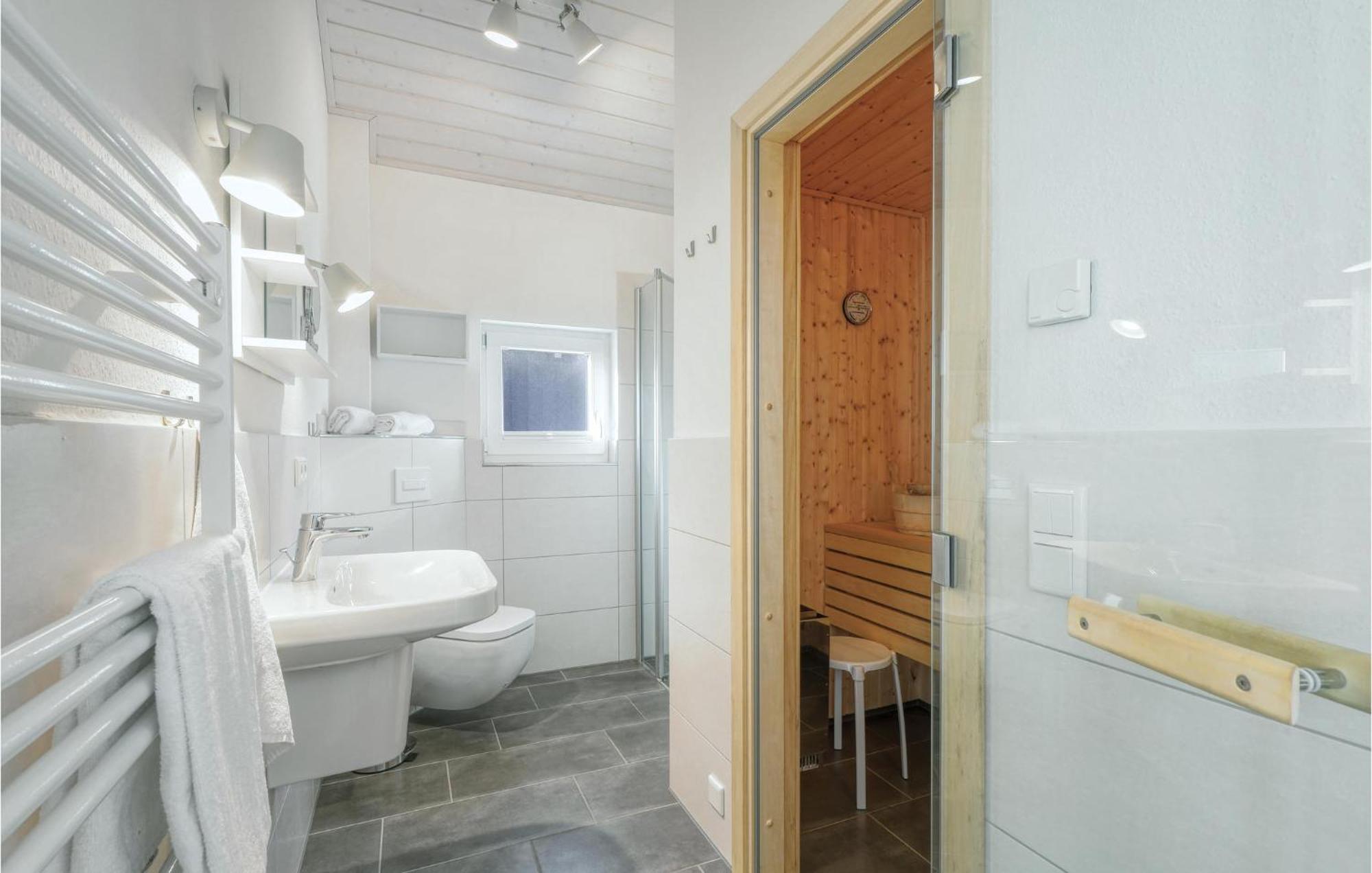 Stunning Home In Krems Ii-Warderbrueck With Wifi Gols Bagian luar foto